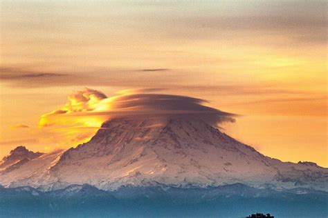 Lenticular Clouds Over Mt Rainier Wa 4090x2727 Lenticular Clouds