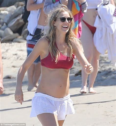 Josh Brolin Strolls On Beach With His Bikini Clad Pregnant Wife Daily Mail Online