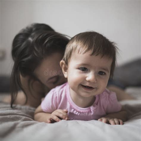 Gelukkige Houdende Van Familie Het Jonge Moeder Spelen Met Haar Baby In