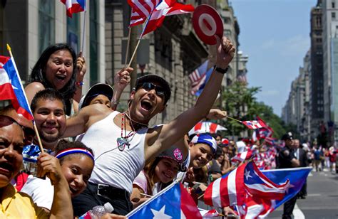 Miles Participan En El Desfile Puertorriqueño En New York