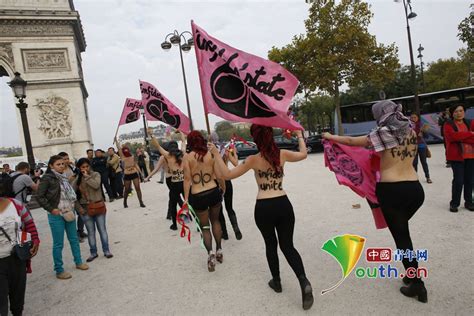 نساء نصف عاريات يتظاهرن ضد تنظيم الدولة الاسلامية داعش 4 Peoples Daily Online