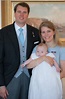 Die stolzen Eltern Prinz Hubertus und Prinzessin Kelly mit der kleinen ...