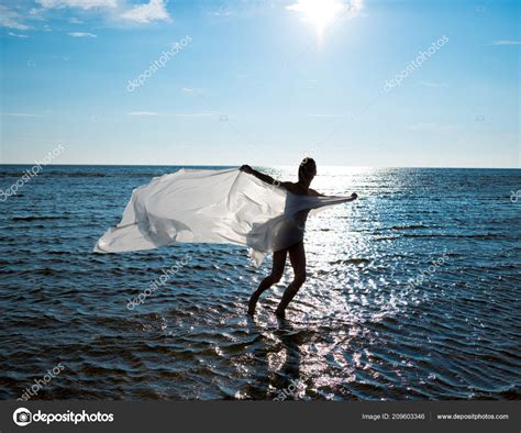 Mladá Nahá Žena Zabalená Bílého Šátku Pózuje Pláži Užívat Letního