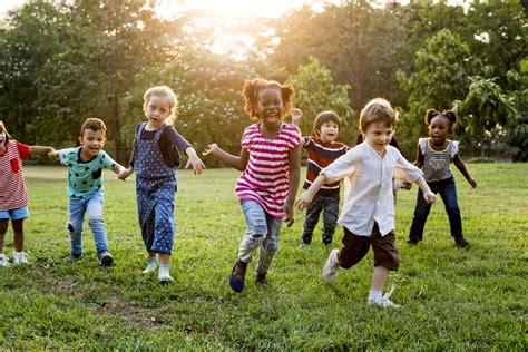 Última actualización en julio 2021. ¡Precaución! ¡Niños jugando! | Revista Pediatría y Familia