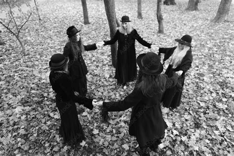 Fotka „coven Of Witches A Group Of Friends As Witches On Halloween