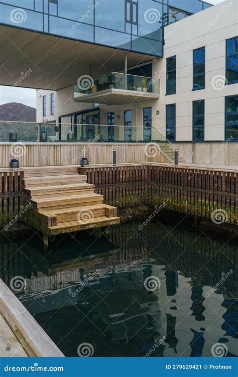 Escaleras Cerca De La Descendencia De La Casa En Barco En El Agua Foto