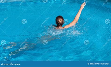 游泳池里美丽的裸体少女 库存图片 图片 包括有 女孩 幸福 赤裸 设计 自然 女演员 成人 204513973