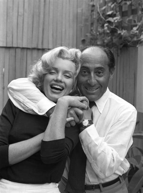 marilyn monroe at home in 1953 with alfred eisenstaedt bygonely