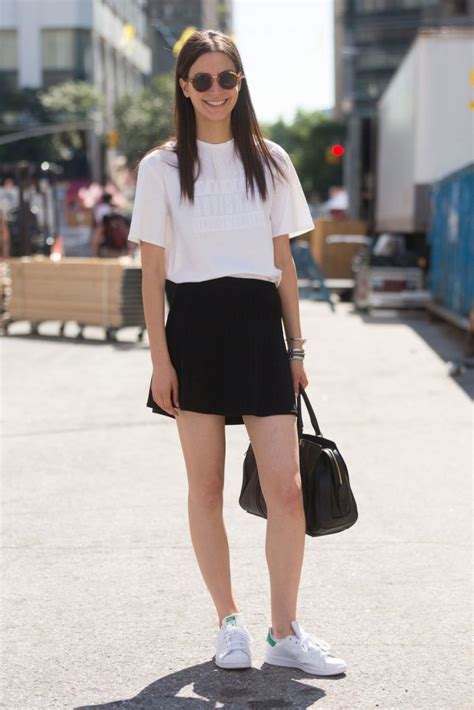 Los Looks Con Mini Falda Negra Que Necesitáis Redescubrir Cada Verano