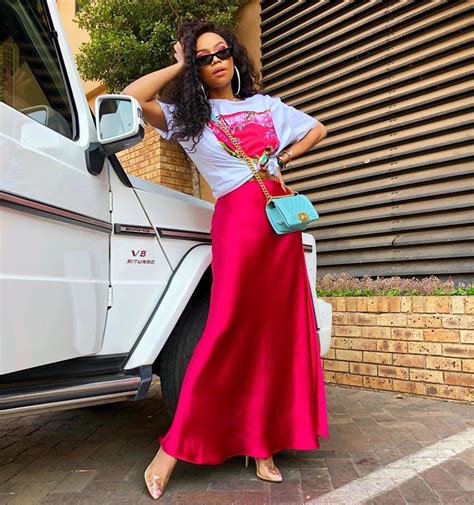 She stared the show with a glittery dress with one shoulder sheer arm by erica moore brand, then a burnt orange sequinned 'xtra bridges lagos' side. Bonang Matheba on Instagram: "💐💕" in 2020 | Fashion, Neon ...