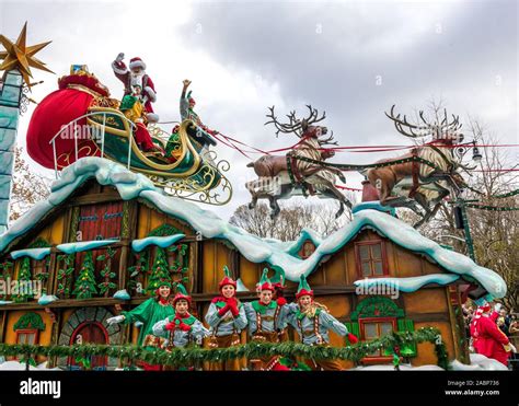 Santa Claus Parade Float Hi Res Stock Photography And Images Alamy