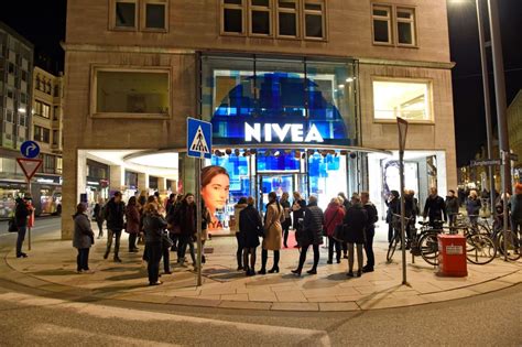 Herzlich willkommen im nivea haus! Late Night Shopping im NIVEAU Haus: Drinks, Musik & 20 % ...