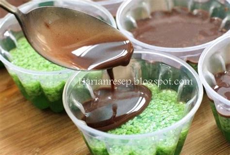 Konon katanya resep puding labu kuning pertama kalinya diperkenalkan oleh seorang ibu yang berasal dari surabaya. Resep Puding Lumut Pandan Hijau Lapis Coklat, Enak dan Gurih Banget - Harian Resep