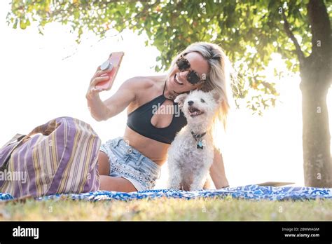 Frau Mit Hund Am Strand Stockfotos Und Bilder Kaufen Alamy