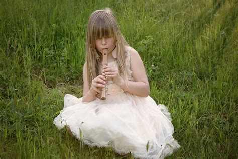 무료 이미지 자연 잔디 사람 음악 소녀 여자 사진술 목초지 꽃 초상화 어린이 인간의 신부 드레스