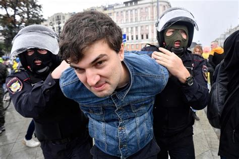 Russian Police Detain Over 800 In Opposition Crackdown In Moscow Arab News