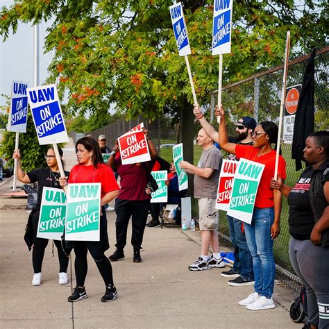 Gm Workers Head To Picket Lines To Press Demands Wsj