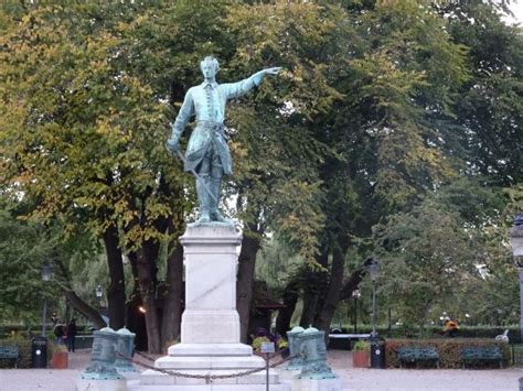 Som ett exempel på en staty som sprider antidemokratiska värderingar tar björinge upp envåldshärskaren karl xii, och föreslår att statyn av denne ersätts med en staty av klimataktivisten. Karl Xll bronsstaty i Kungsträdgården - Picture of Karl ...