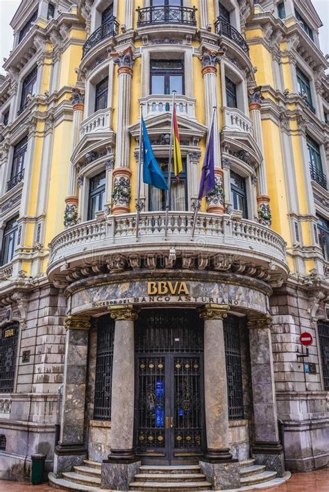 En bbva ayudamos a las personas a tomar las mejores decisiones financieras para hacer reales las oportunidades que se presentan en su vida. Banco BBVA em Oviedo imagem de stock editorial. Imagem de reino - 163961364