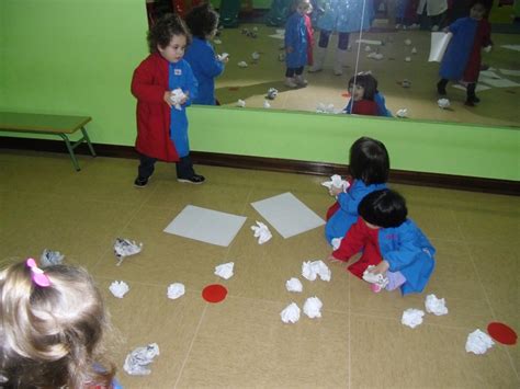 No, otro estúpido juego para fomentar el espíritu de equipo no, dijo el empleado disgustado. LA CLASE DE MANCHITAS 2B: BOLAS DE PAPEL-BOLAS DE NIEVE