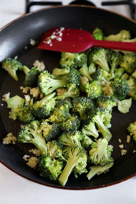 It's packed with veggies and it's perfectly filling and flavorful. Easy Chicken Broccoli Stir Fry | Recipe | Broccoli stir ...