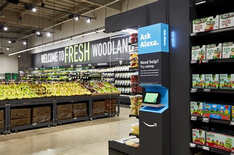 Amazon Opens First Fresh Grocery Store Debuts High Tech Shopping Cart