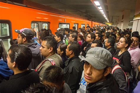Chilango Usuarios Del Metro Se Forman Para Acceder A Los Vagones