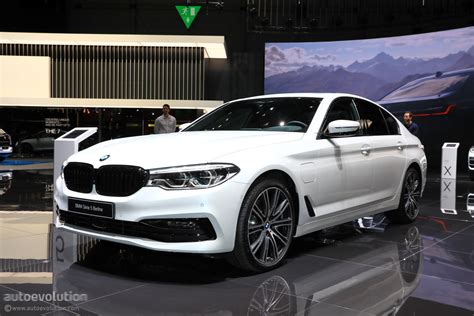 Introduced for the 2017 model year, the 530e combines a turbocharged but with a fully charged battery, the 2020 530e could travel 21 miles (19 with xdrive) on battery power alone. BMW 530e Drops iPerformance Suffix In Geneva, Adds xDrive For European Market - autoevolution