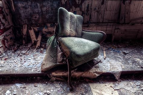 부패 방에 깨진 의자 사진 무료 다운로드 Lovepik