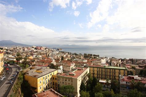 拿坡里（義大利語： napoli （ 聆聽 ） ；拿坡里語：napule）是義大利南部的第一大城市，坎帕尼亞大區以及拿坡里省的首府。 城市面積117平方公里，人口略低於100萬。拿坡里都會區有大約380萬人口，是僅次於米蘭和羅馬的義大利第三大都會區 和歐洲第15大都會區 。. 拿波里_360百科