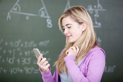 12 Pros And Cons Of Allowing Cell Phones In Schools In 2024