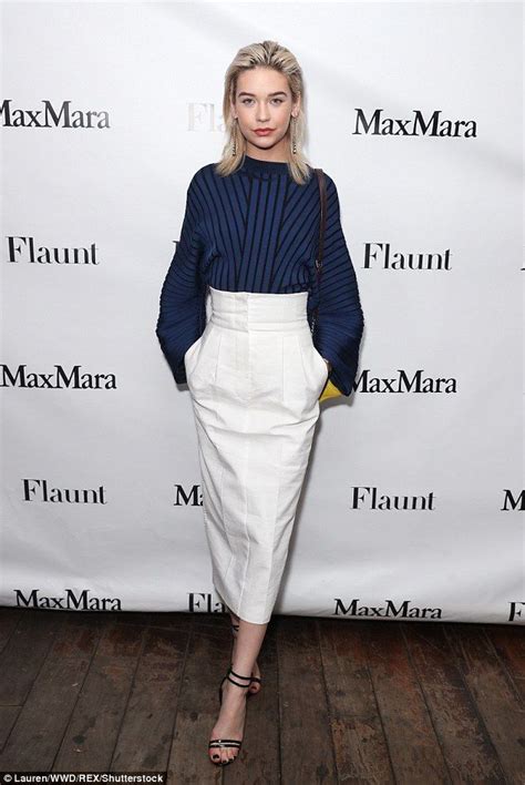 The Right Stripes Video Blogger Amanda Steele Looked Elegant In A Long