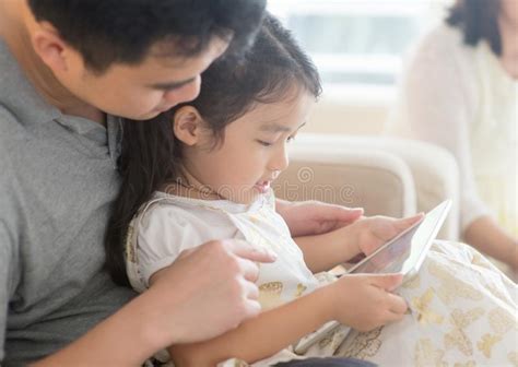 Padre E Hija Que Juegan Con Pc De La Tableta Foto De Archivo Imagen