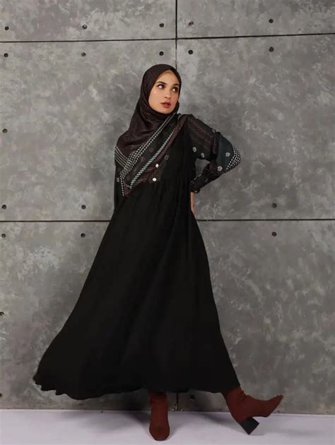 Padu Padan Warna Baju Hitam Dan Hijabnya Bikin Outfitmu Makin Stand
