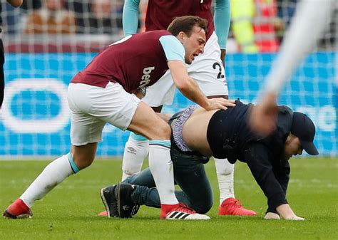 West Ham Fans Invade Pitch Force Team Owners To Flee Seats Arab News Pk
