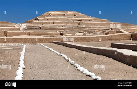 Pirámide De Nazca En El Sitio Arqueológico De Cahuachi En El Desierto