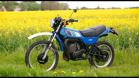 Air cooled, sohc, 2 valves and dry weight of 131kg. 1977 Yamaha 400 DTMX, the first monoshock trail bike - YouTube