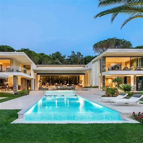 Mansion With A Large Pool Contemporary House Exterior Luxury Homes