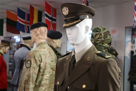 Колекція сучасних військових одностроїв армій різних країн у музеї ...