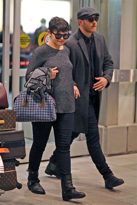 Photo Ginnifer Goodwin Enceinte Et Son Fianc Josh Dallas Arrive L A Roport De Vancouver