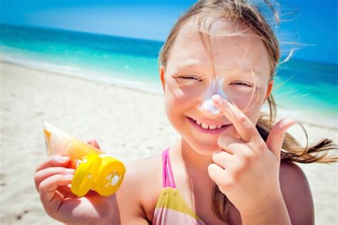 Wearing Sunscreen Every Day Can Make You Look Younger Longer