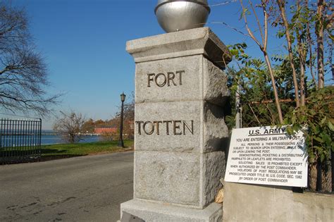 Fort Totten Queens Ny 街並み