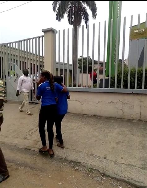 Man Rushes Out From A Bank In Lagos Strips Himself Unclad Photos Video Crime Nigeria