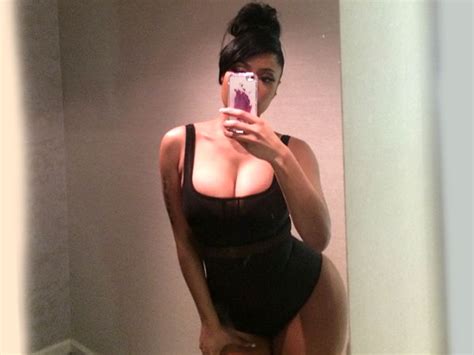 Nicki Minaj Clicks Bikini Selfie Shows Major Cleavage Filmibeat