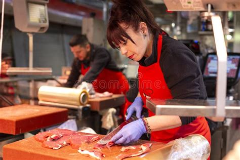 macellaio in uniforme che vende carne al cliente fotografia stock immagine di sacchetto