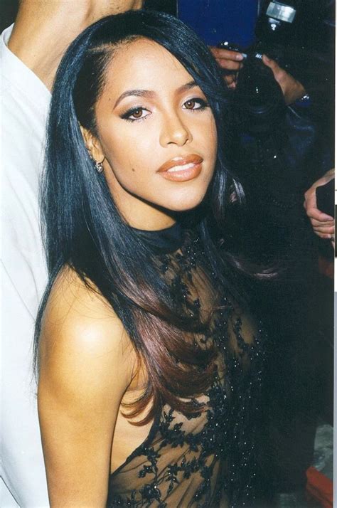 Aaliyahs Too Cute Aaliyah Pictures Aaliyah 90s Hip Hop Hairstyles