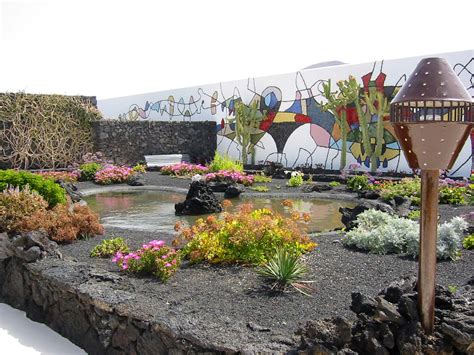 Er suchte intimität, den kontakt mit der natur und eine abgeschiedenheit, die seinem künstlerischen schaffen. Fundatición César Manrique