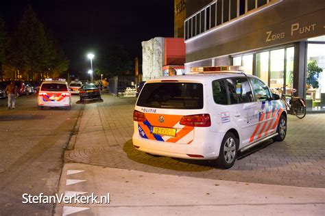 De politie heeft één verdachte opgepakt. Gewonde bij steekpartij in Zwolle-Zuid - Foto's - Stefan Verkerk Fotografie & Webdesign