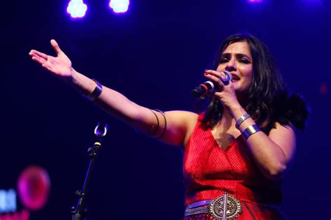 Singer Sona Mohapatra Draws Twitter Ceos Attention To Sexism In Iit Bombay