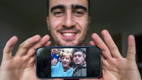 Der Mann Vom Flüchtlings Selfie Mit Merkel So Geht Es Ihm Heute Afp